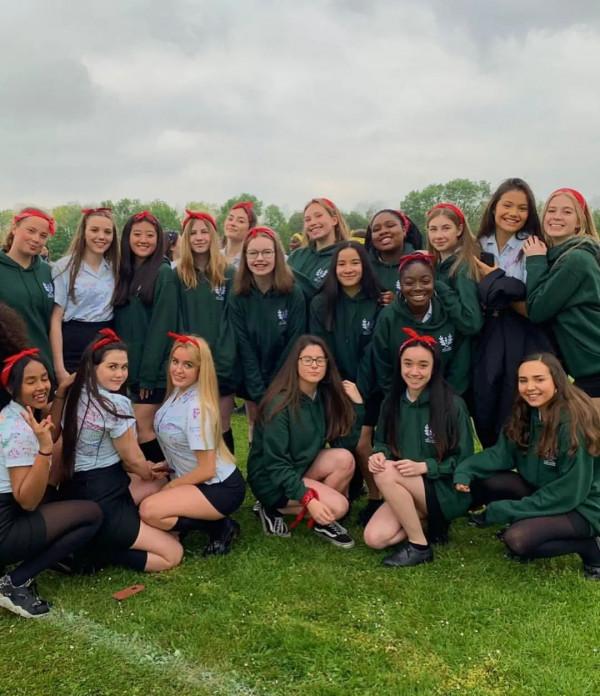 時尚圈和英王室寵愛的18歲華裔女孩，東北話說得好溜