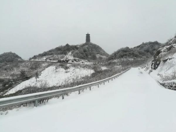 巴山大峽谷羅盤頂下大雪了，快來看被暫停住的美吧