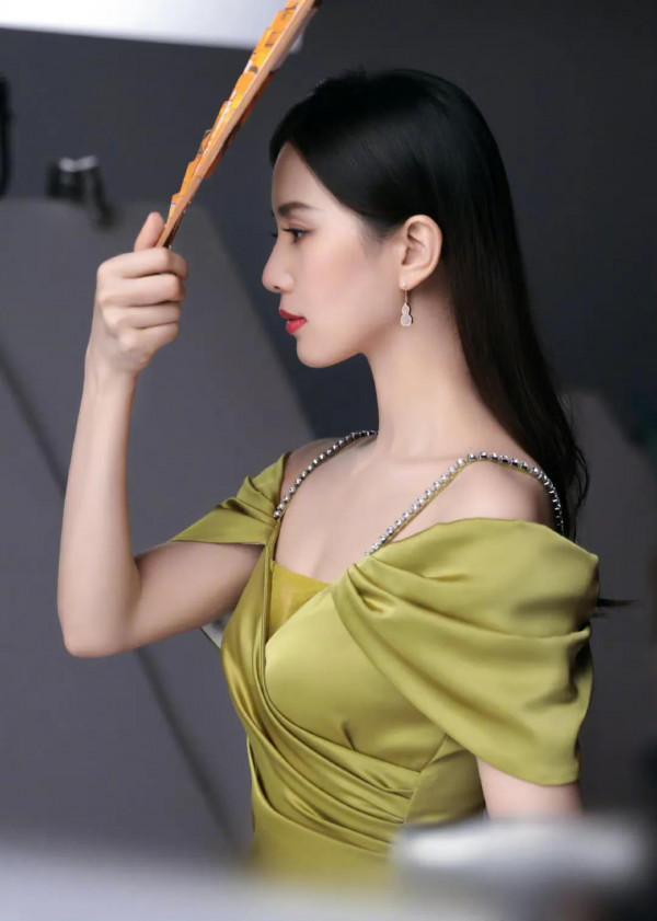 劉詩詩姿態真的感覺，精緻優雅，美出新高度