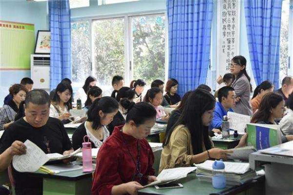 “睡衣媽媽”成學校門口風景線,方便了自己,傷害了孩子自尊心 “睡衣媽媽”成學校門口風景線,方便了自己,傷害了孩子自尊心