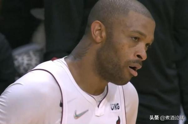 硬漢對決！塔克雙手推倒亞當斯，裁判看完回放，升級為一級惡犯