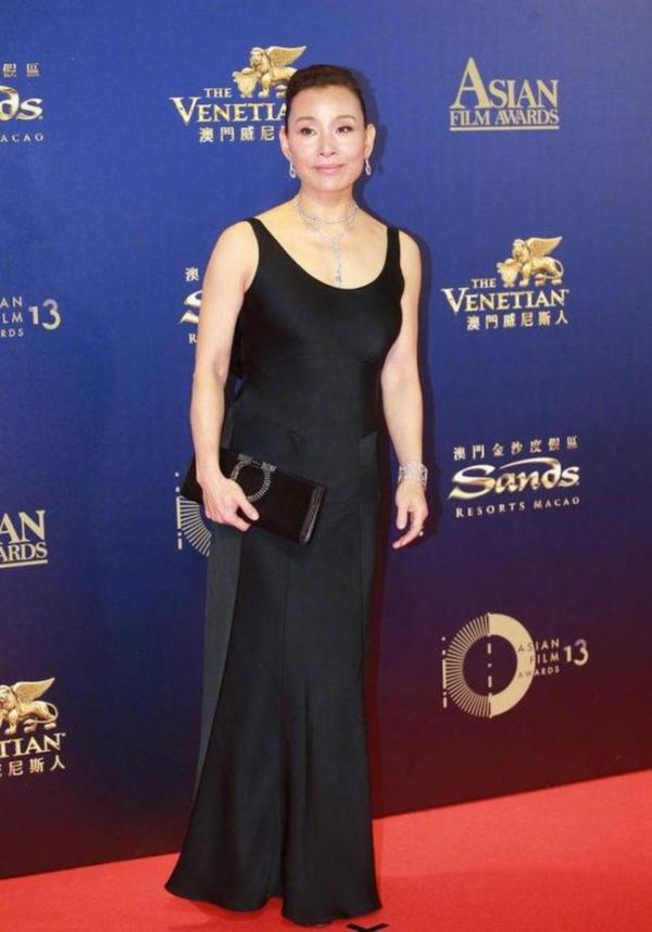 陳沖越老氣場越大,燙了摩卡波波頭短髮穿黑色連衣裙,簡約又優雅 陳沖越老氣場越大,燙了摩卡波波頭短髮穿黑色連衣裙,簡約又優雅