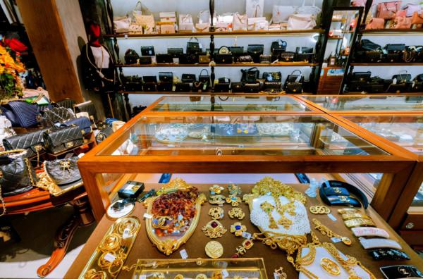 小花奢侈品:直播電商平臺裡的二手奢侈品頭部品牌 小花奢侈品:直播電商平臺裡的二手奢侈品頭部品牌