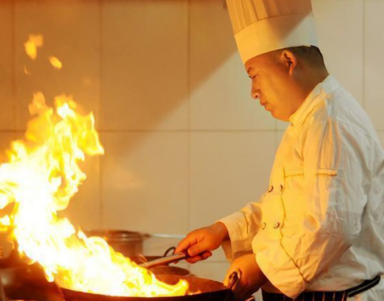 1957年周總理宴請外賓，丸子中吃出了一片金屬，後廚緊急開會研究