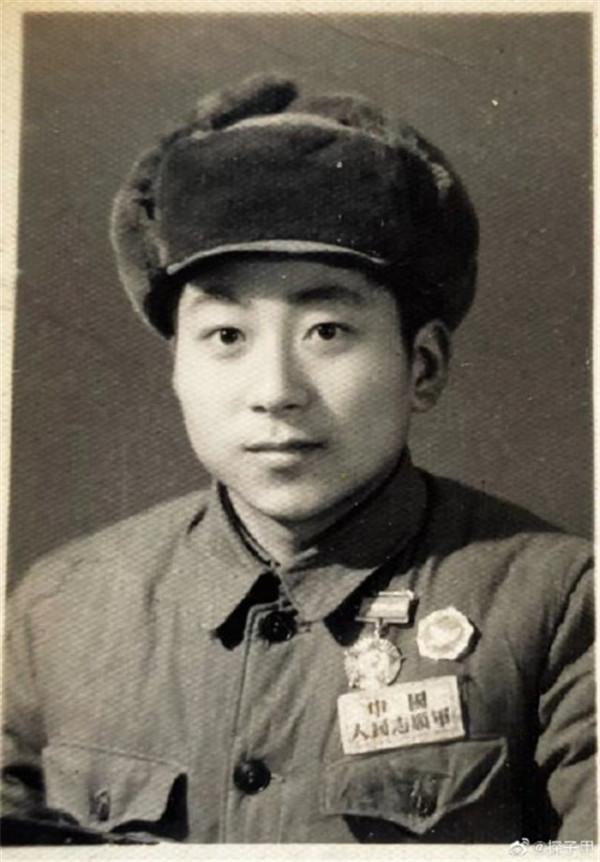 鞏俐恩師梁伯龍舉辦告別儀式，夏雨等學生送花圈，外甥女發文悼念