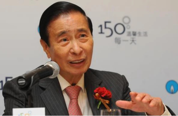 李兆楠：倆哥哥成千億富豪，他卻在老家打工，被贈200億分文不取