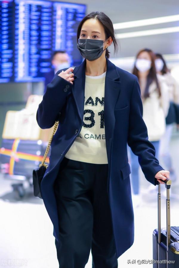 街拍:張鈞宵身穿藏藍毛呢大衣搭黑色長褲眼睛美麗光彩照人 街拍:張鈞宵身穿藏藍毛呢大衣搭黑色長褲眼睛美麗光彩照人