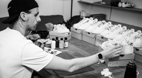 慶祝34勝 耐克為盤爺手繪Air Force 1紀念款板鞋