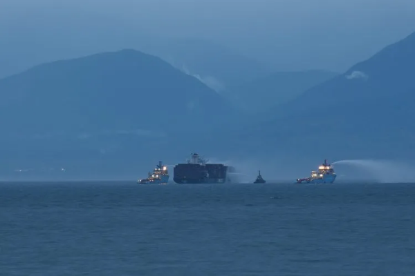 災難升級!加拿大西海岸一艘貨船著火,滿載中國貨物,船員棄船疏散,颶風已至 災難升級!加拿大西海岸一艘貨船著火,滿載中國貨物,船員棄船疏散,颶風已至