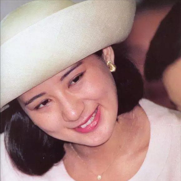 日本豪門兒媳有多難？34歲累到癌症離世，為生兒子慘遭婆家囚禁