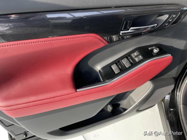 皇冠陸放,實車非常“震撼” 皇冠陸放,實車非常“震撼”