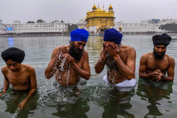 無視新冠病例激增 印度數萬民眾聚集沐浴