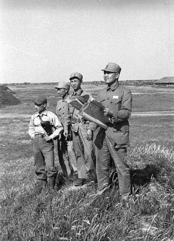 傲慢的美國教官目睹了遠征軍的軍事素養以後，感到了折服和敬畏