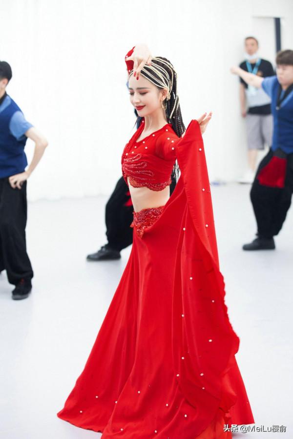 佟麗婭明豔有氣質，狀態依舊年輕，真讓人心動