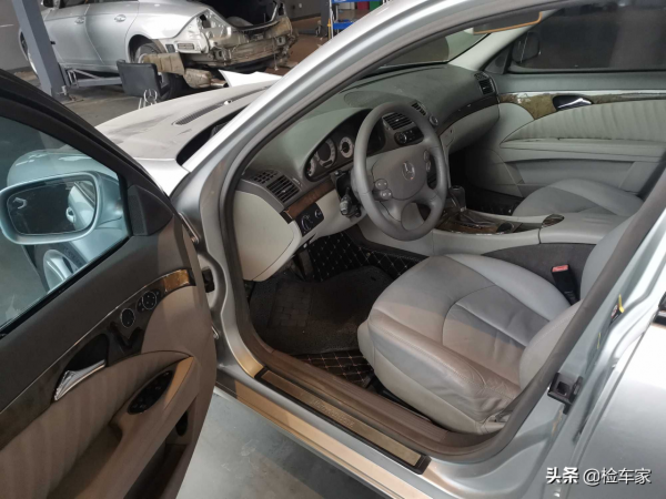 5萬買臺賓士E級,外表光鮮亮麗內飾破敗不堪,網友:就怕養不起 5萬買臺賓士E級,外表光鮮亮麗內飾破敗不堪,網友:就怕養不起