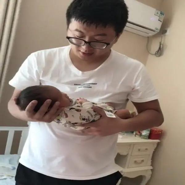 有一種“為難”叫新手爸爸抱娃：隔著螢幕，都能感覺他們太難了