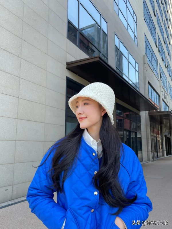 今年流行的奶奶風“毛呢羽絨服”，越土越時髦