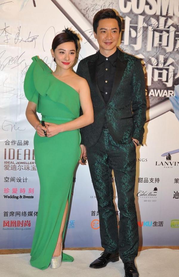 劉璇穿裙子挺美的，拼接裙看著有點緊繃，但蓋不住清純的氣質