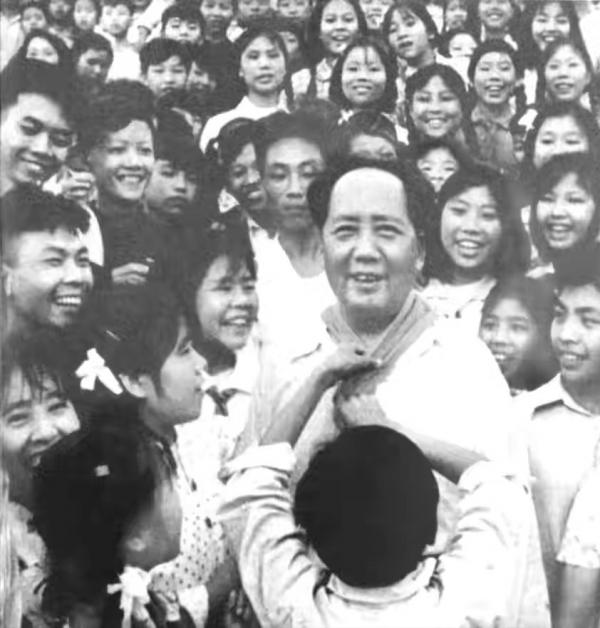 1959年,那個給毛主席戴紅領巾的男孩子,他後來過得怎麼樣了? 1959年,那個給毛主席戴紅領巾的男孩子,他後來過得怎麼樣了?