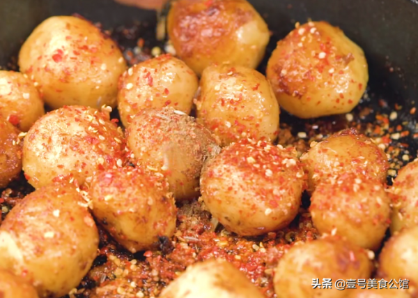 孜然風味的香辣小土豆，鮮辣又解饞，美味又好吃，家人愛吃的美食