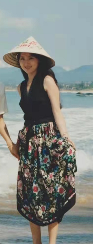 寶釵張莉曬照慶祝陳曉旭冥誕！黛玉穿碎花裙搞怪，難得活潑好可愛