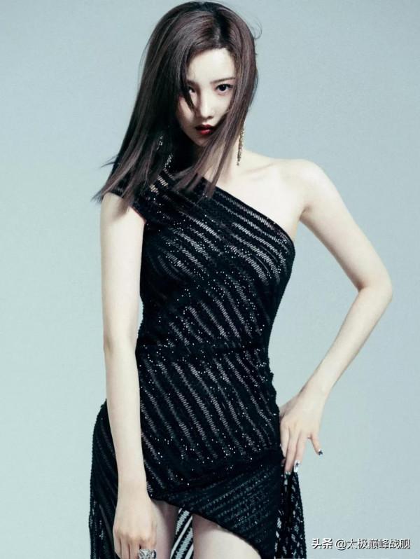 紜，一個美人胚，正正經經一個大美人了