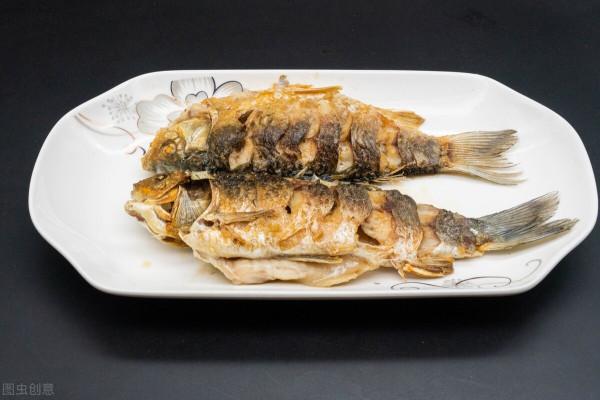 煎魚時，為啥老是破皮和粘鍋？牢記3個竅門，魚皮不破，還不粘鍋