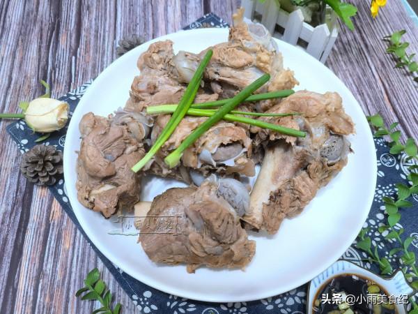 小時候在農村，一殺豬就等著吃這一口，什麼調料都不加，原汁原味