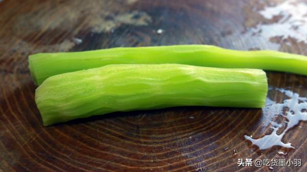 秋冬季節交替時,適合做份萵筍炒百合,清脆甘甜,清火潤肺還美味 秋冬季節交替時,適合做份萵筍炒百合,清脆甘甜,清火潤肺還美味