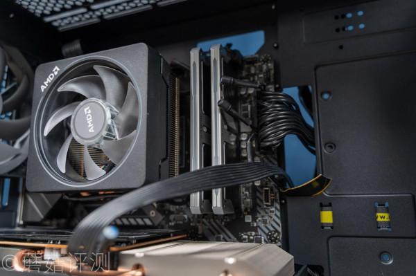 螢幕酷炫,用料誇張,適合高階玩家、技嘉鉑金雕1200W白金牌電源 螢幕酷炫,用料誇張,適合高階玩家、技嘉鉑金雕1200W白金牌電源