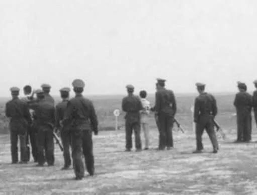 歷史老照片:1983年嚴打時槍斃死刑犯現場罕見照片 歷史老照片:1983年嚴打時槍斃死刑犯現場罕見照片