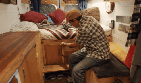 64歲姑娘賣房去流浪，把全世界裝進僅8㎡家：希望我老了能這麼酷