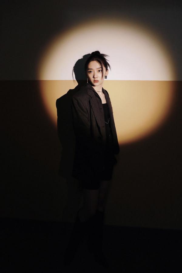 青年演員王影璐氛圍感大片，小西裝搭配短裙氣質獨特