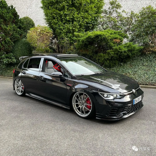 用一身競技改件來玩姿態的8代高爾夫GTI，這操作你們看得懂嗎？