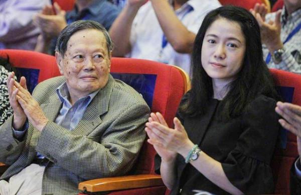 楊振寧回國後年薪有多高？看到清華開出的薪資，才知道他有多厲害