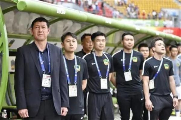 前國腳黎兵與歌星甘萍近況：他足球事業不順利，她52歲仍顯年輕