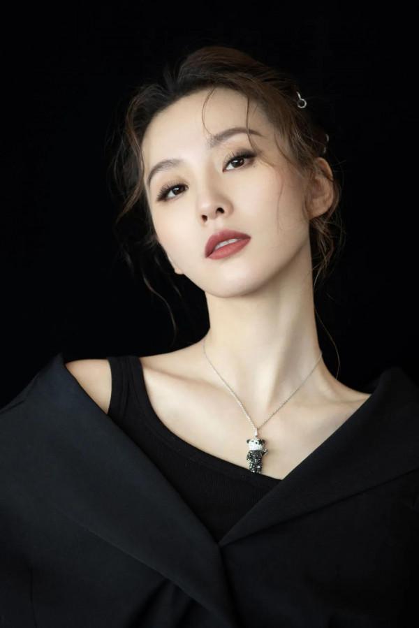 酷颯的,qeelin品牌代言人劉詩詩,佩戴俏皮可愛的Qeelin Bo Bo珠寶 酷颯的,qeelin品牌代言人劉詩詩,佩戴俏皮可愛的Qeelin Bo Bo珠寶