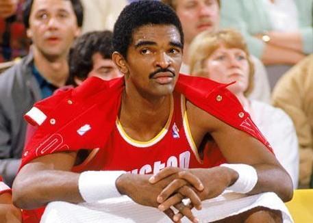 新秀賽季就入選全明星，2米2的彈跳狂人，運動能力爆炸的中鋒