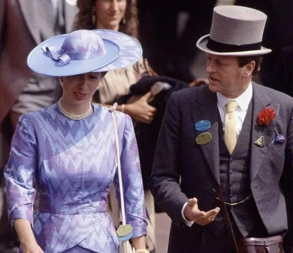 查爾斯也有柔情的一面:4歲託著妹妹爬窗戶,70歲還幫她整理帽子 查爾斯也有柔情的一面:4歲託著妹妹爬窗戶,70歲還幫她整理帽子