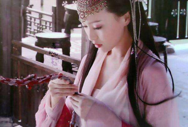 10位“流水線”女星，演技拉胯、套路化嚴重，轉型困難卻頻頻霸屏