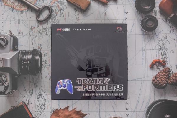 北通推變形金剛遊戲手柄限定版，再現塞伯坦的英雄史詩
