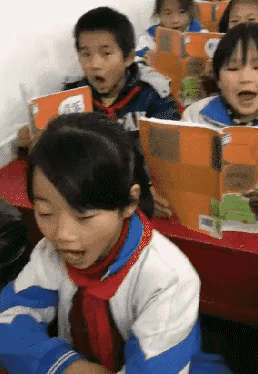 眼力測試！如果你看到的是一群人在游泳，那趕緊去看醫生吧