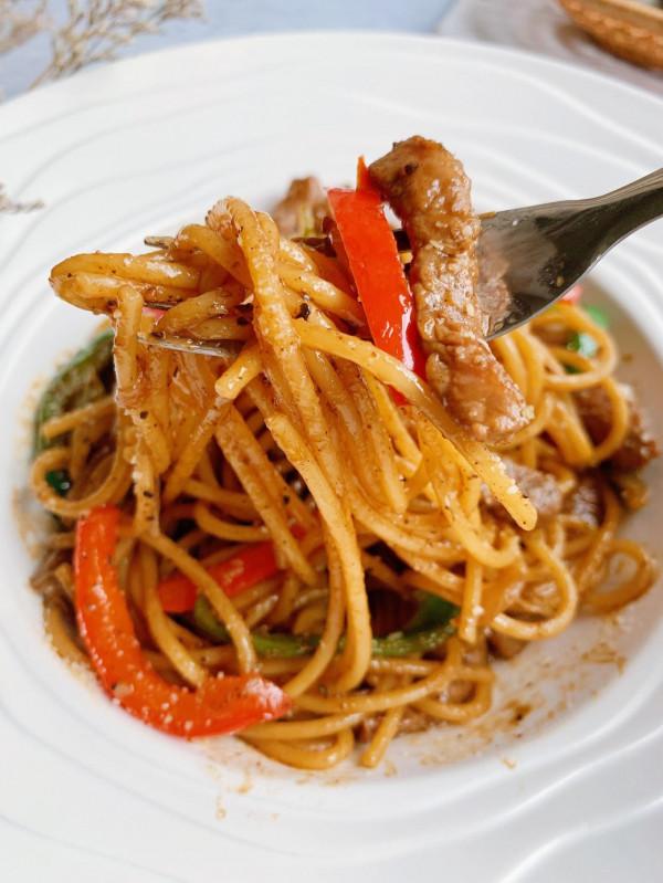 冬季上班減脂便當:10元黑椒牛柳意麵+平底鍋厚蛋燒,簡單又好吃 冬季上班減脂便當:10元黑椒牛柳意麵+平底鍋厚蛋燒,簡單又好吃