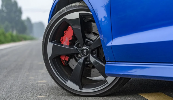 四環五缸400匹的超級鋼炮——奧迪RS3 四環五缸400匹的超級鋼炮——奧迪RS3