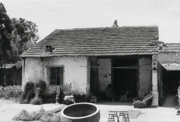 1950年，鄧小平首次見到比他大五歲的繼母，之後用了三種不同稱呼