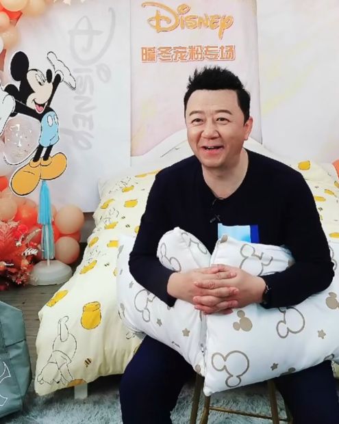 54歲郭濤現身直播帶貨？人氣慘淡狀態不佳，滿臉褶子違和感重