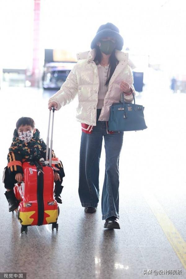 黃聖依帶著倆兒子出行 小兒子坐拉桿箱俏皮可愛