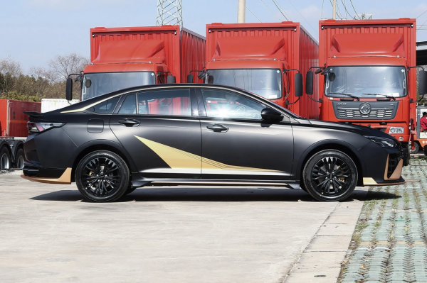 奕炫MAX暗夜版：軸距2770mm，搭載1&period;5T&plus;E-CVT，配雙獨立懸掛