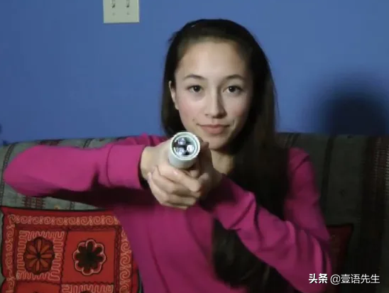 用體溫發電，手握著燈泡就亮，不用擔心停電，造福很多人