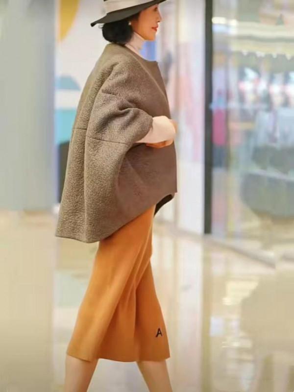 這才是老年人最好的狀態，遠離沉悶的黑白灰，亮色穿搭時髦又減齡